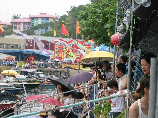 Big crowd gathered to watch dragon boat race