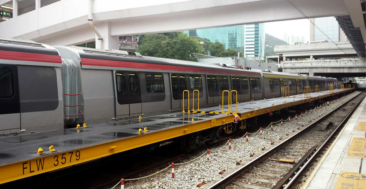 Platform and train at Sha Tin MTR Station